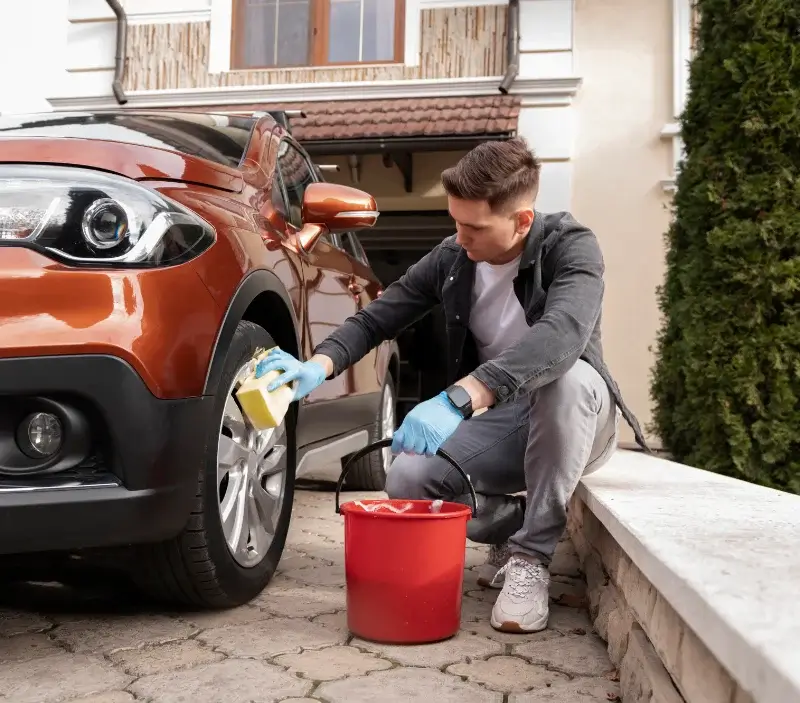 Lavage auto à domicile Saint-Paul-en-Jarez : professionnel intervenant sur un véhicule